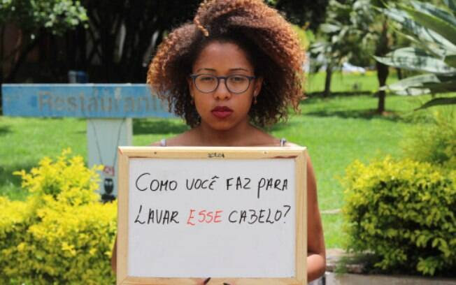 Em projeto fotográfico, aluna da UnB retrata universitários negros com frases preconceituosas que já ouviram. Foto: Reprodução/ahbrancodaumtempo.tumblr.com