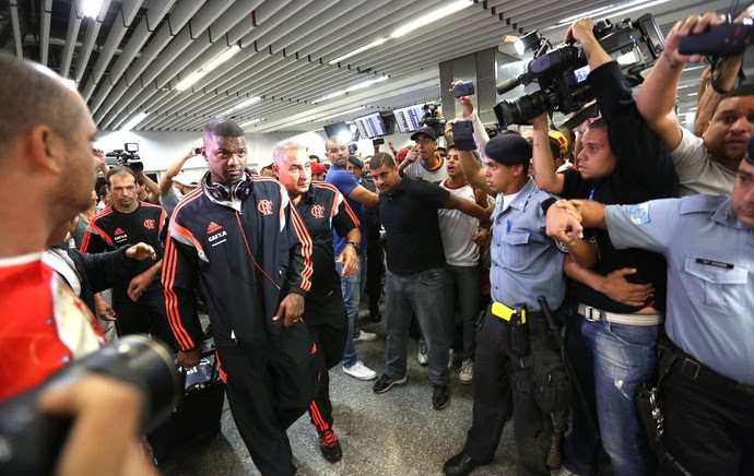 Felipe Desembarque Flamengo Galeão (Foto: André Durão)