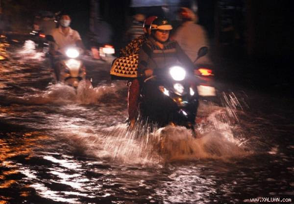 Trời không mưa nhưng đường Sài Gòn vẫn bị ngập do ảnh hưởng của triều cường