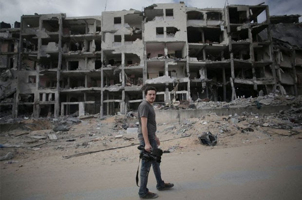 O jornalista italiano Simone Camilli em foto de 11 de agosto. Ele morreu em uma explosão em Gaza nesta quarta-feira (11) (Foto: Khalil Hamra/AP)
