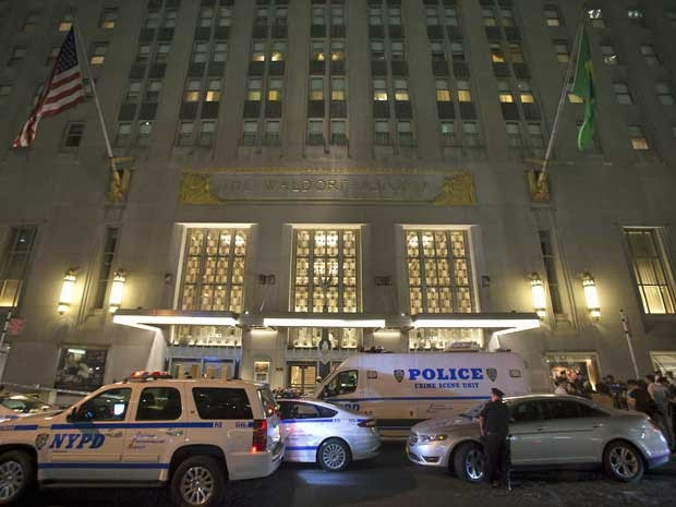 Cinco se feriram após um homem disparar durante festa de casamento no luxuoso hotel Waldorf Astoria, em Nova York (Foto: Carlo Allegri / Reuters)