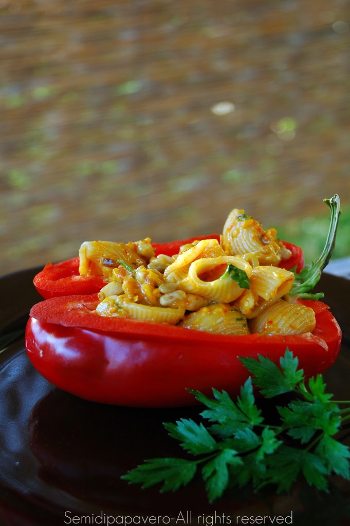 Insalata di pasta alla crema di peperoni e pesto di acciughe, prezzemolo, pinoli e semi di girasole