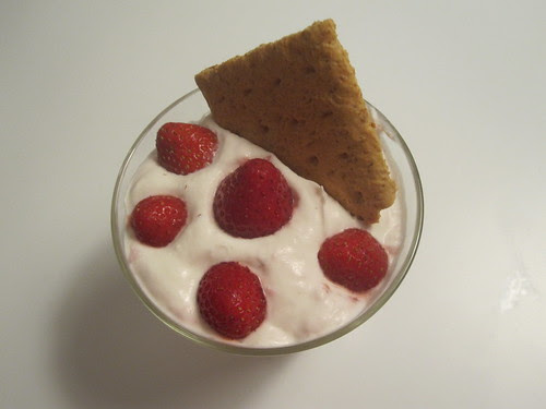 strawberry mousse with graham crackers