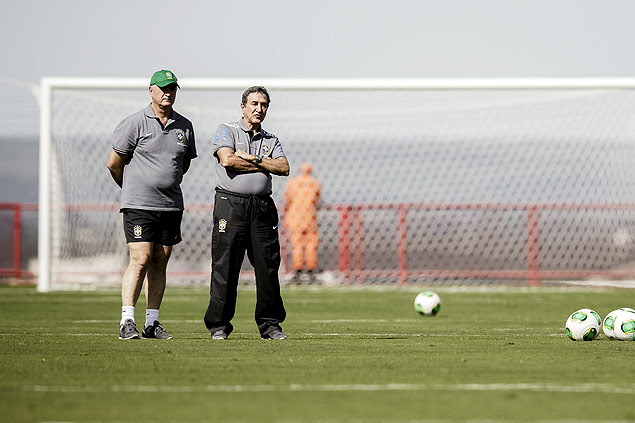 O técnico Felipão e o coordenador-técnico Parreira durante treino da seleção brasileira