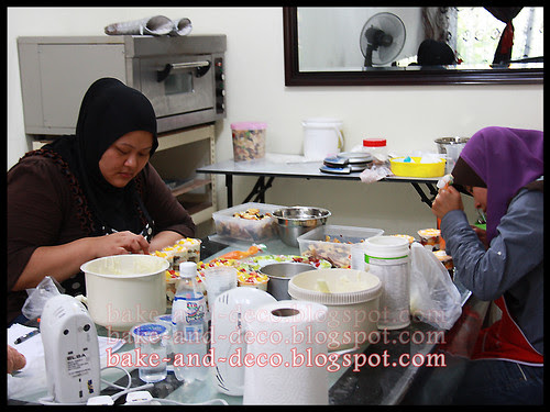 Italian Rainbow Cake + Tutty Fruity Cream + Lapis Cheezy (Fully Hands On) ~ 25 April 2012