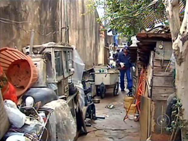 Funcionários retiraram mais de 12 toneladas de lixo de casa (Foto: Reprodução/TV Tem)