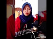Populer mantap cewe cantik berjilbab maen gitar akustik by yeni, terupdate!