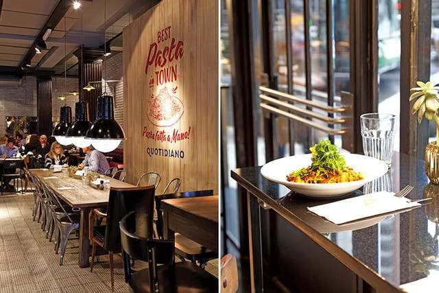 Mesas comunales de madera y lámparas de techo bajas le dan un aire descontracturado al lugar