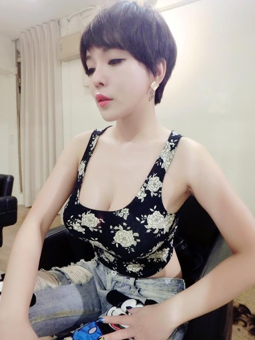  Hot girl nóng bỏng bán trà sữa bóng đèn gây “sốt”