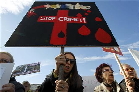 Animal rights activists shout slogans during a protest against the euthanasia of stray dogs in front of Romania's Constitutional Court in Bucharest September 25, 2013. REUTERS-Bogdan Cristel