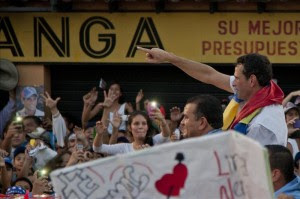El candidato opositor venezolano, Henrique Capriles Radonski, saluda a seguidores este miércoles 3 de abril de 2013, en el sector de Cruz Paredes, Barinas, Venezuela. EFE