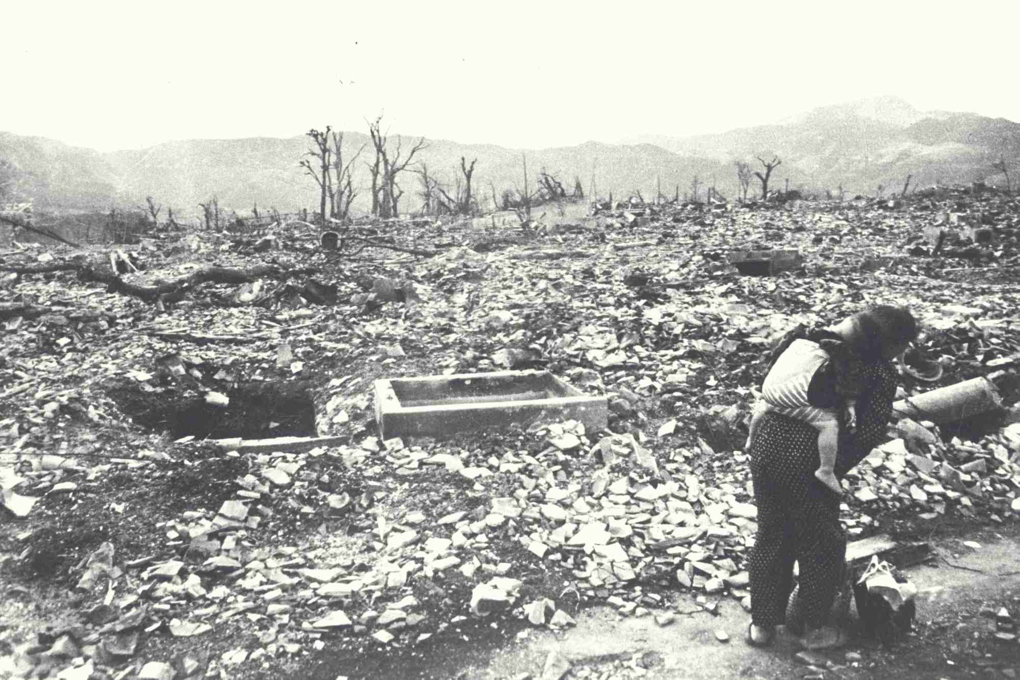 原爆 は中央後方の立ち木の上空約500メートルで爆発した 1945年8月 長崎市山里町 富重安雄撮影 33 64 ナガサキ フィルムの記憶 朝日新聞デジタル