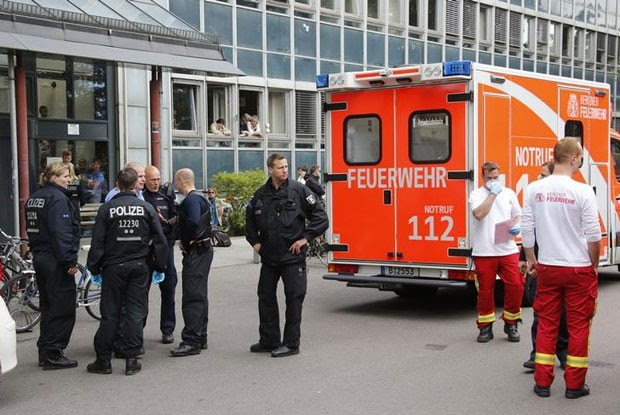Policiais e funcionários de ambulância são do lado de fora de centro de empregos em Berlim. Mulher com sintomas de ebola foi retirada do local e internada nesta terça-feira (19)  (Foto: Fabrizio Bensch/Reuters)