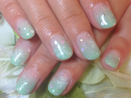 エメラルドグリーンのカラーグラデーションネイルデザイン 雪の結晶ネイル ファストネイルプラス大宮店 多田 ネイルサロンfastnail Plus大宮店のネイリスト 多田菜月実のネイルブログ
