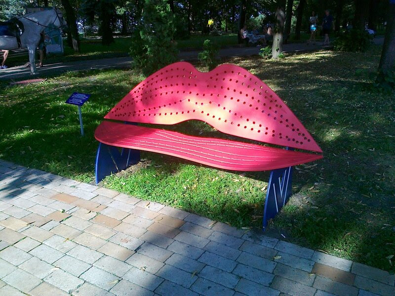 Лавочка целовалочка в Хрещатом парке Лавочка целовалочка в Хрещатом парке