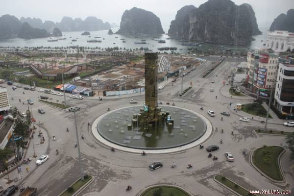 Cột đồng hồ hoành tráng tọa lạc tại ngã 5, nơi có mật độ giao thông đông đúc, nhộn nhịp.