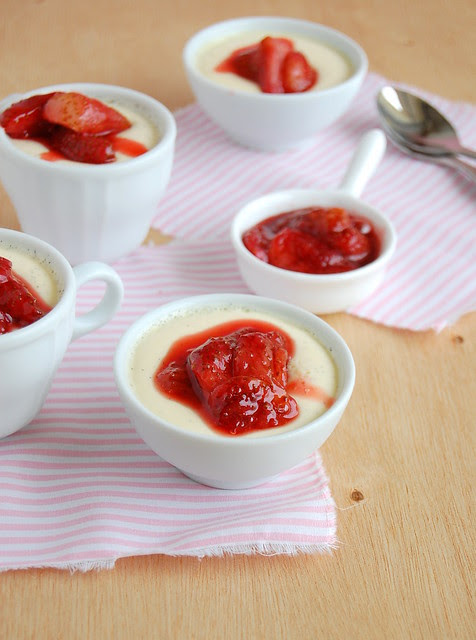Vanilla panna cotta with rosewater roasted strawberries / Panna cotta de baunilha com morangos assados com água de rosas