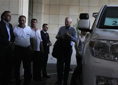 Ake Sellstrom (R) the head of a U.N. chemical weapons investigation team arrives in Damascus August 18, 2013. REUTERS-Khaled al-Hariri