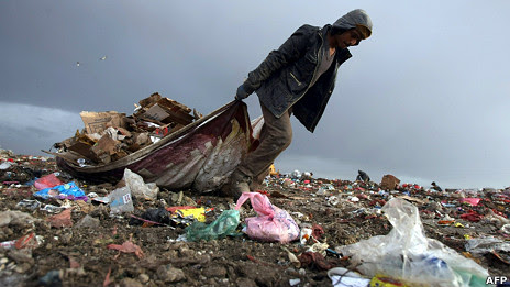 Un yemení en un basurero de Saná, la capital
