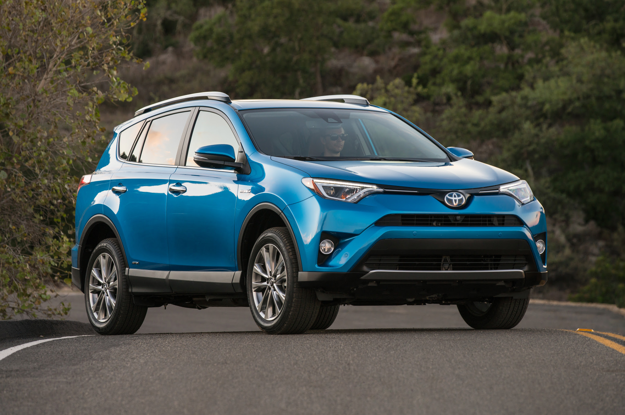 2016 Toyota Rav4 Hybrid Limited front three quarter 01
