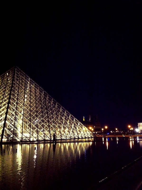 Le Louvre at night