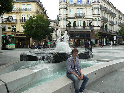 paul à la fontaine.jpg