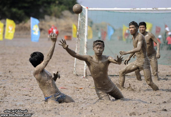 صور حول العالم : محاولة إبطال قنبلة + نقل أثاث على سياكل .. والمزيد