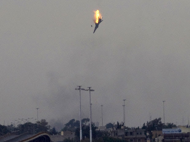 Após bombardeios, avião é abatido em Benghazi, reduto dos rebeldes líbios. (Foto: Anja Niedringhaus / AP)