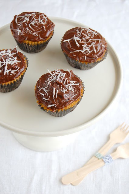 Coconut cupcakes with chocolate frosting / Cupcakes de coco com cobertura de chocolate