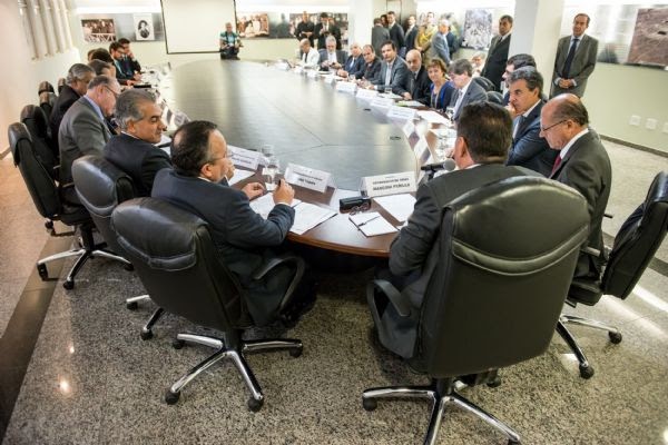 Taques agrada governadores ao exigir endurecimento em cobrança a Dilma, mas cúpula do PDT torce nariz