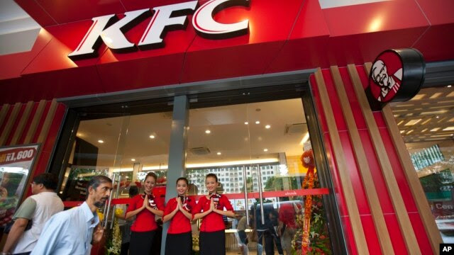 Nhân viên chào đón khách tại nhà hàng KFC mới mở ở Yangon, 30/6/2015.