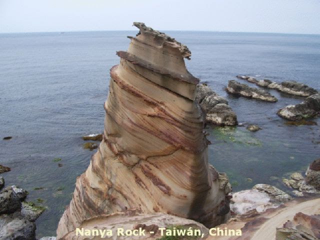 Unusual Rocks Around The World (36 pics)