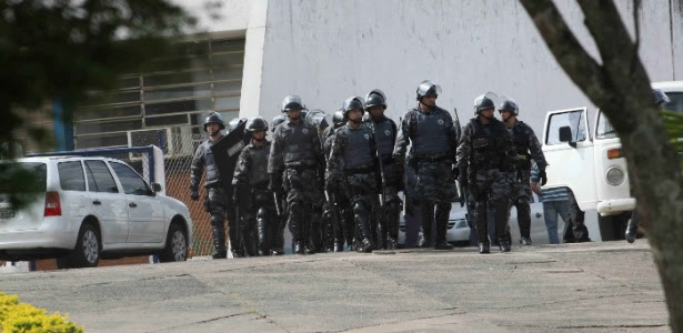 Policiais deixam a penitenciária em Itirapina (SP) após rebelião que durou quase 22h e deixou 2 mortos