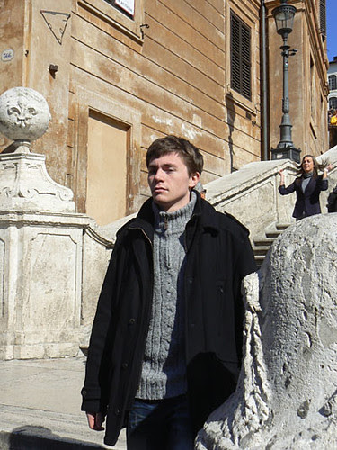 clément dans l'escalier.jpg
