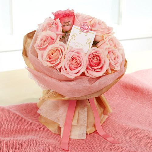 花びらにサプライズメッセージ入り 豪華で可愛いピンクのバラの花束