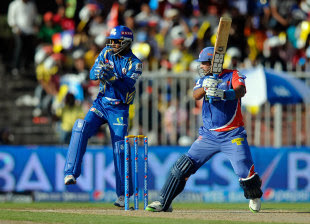 M Vijay plays a square cut, Daredevils v Mumbai Indians, IPL 2014, Sharjah, April 27, 2014