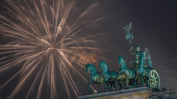 Frohes Neues Jahr ベルリンの平和な新年 ニュースでドイツ語 水と森の都 ベルリンより