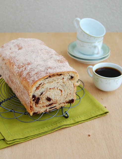 Cinnamon choc chip swirl bread / Pão de canela com gotas de chocolate