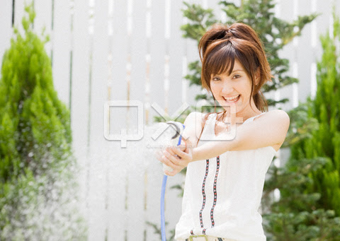 水撒きをする女性 Qx Jpg 写真素材