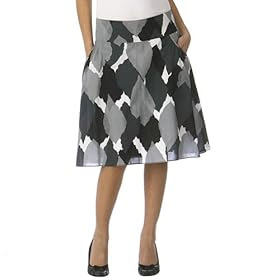 women_up_skirt