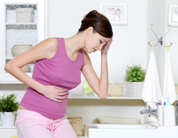 Penyebab dari morning sickness yang pasti sampai saat tidak diketahui. Tapi para dokter memperkirakan bahwa peningkatan hormon progesterone (hormon kehamilan) kemungkinan sebagai penyebabnya atau pemicunya.Detil info baca disini: http://berbinarbinar.com/tips-kesehatan/tips-kesehatan-wanita/tips-mengatasi-morning-sickness-pada-ibu-hamil-muda.html