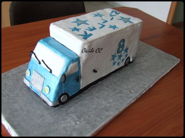 Un Gateau D Anniversaire En Forme De Camion Mes Gateaux Rigolos By Cecile Cc