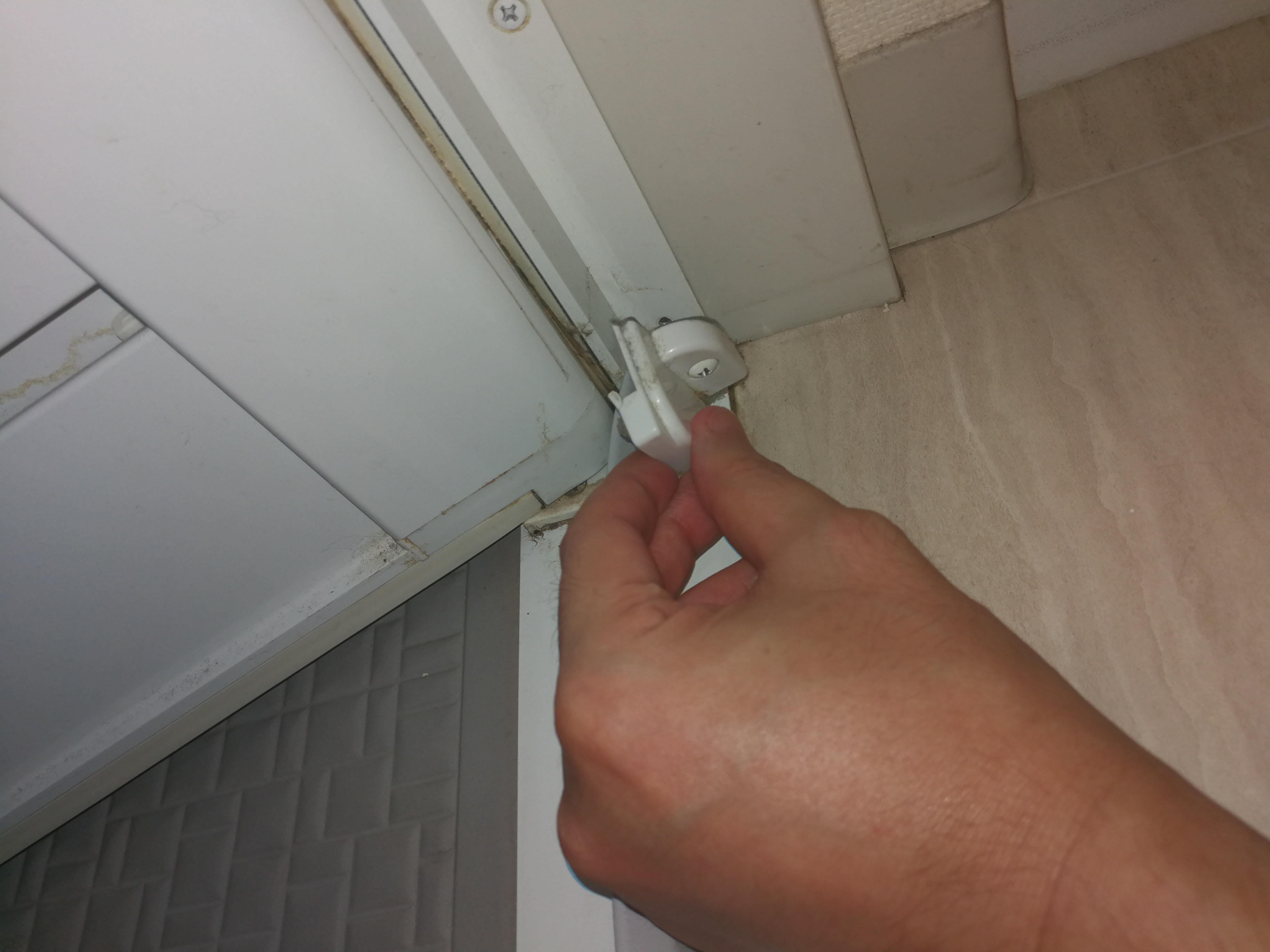 浴室ドアのパッキン タイト材 を自分で交換すると実は結構簡単な上 10 000くらい節約できた Biborog