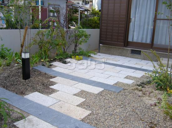 施工例 御影石テラス土間の自然風庭 兵庫県姫路市