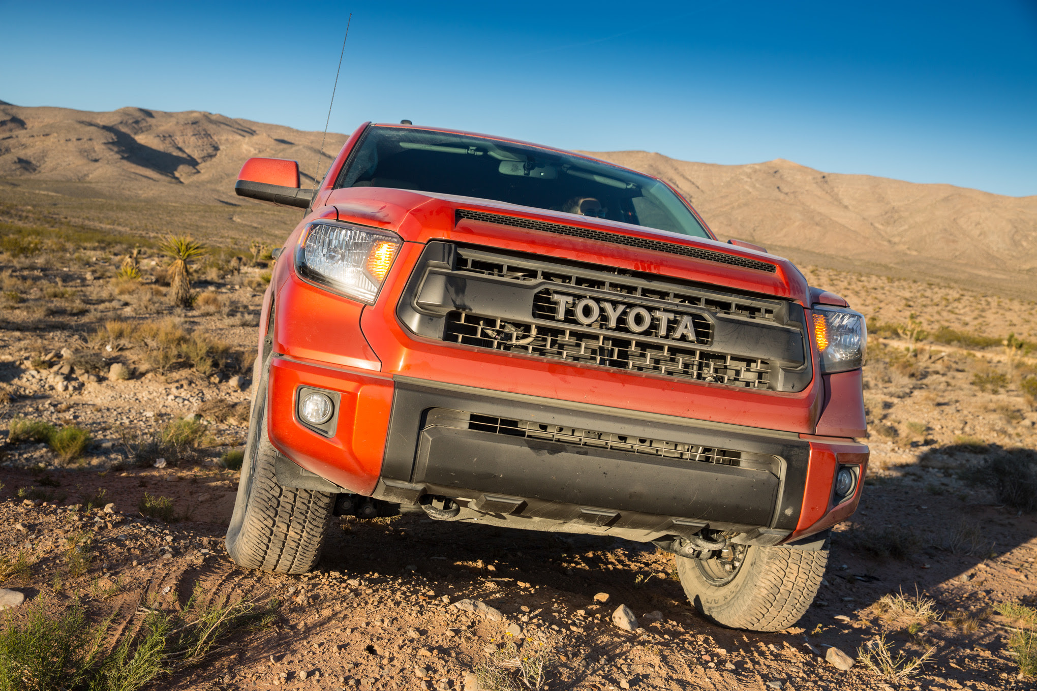 2015-Toyota-Tundra-TRD-Pro-front-end-static-021