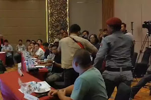 Protes Warnai Rapat Pleno KPU NTB, Saksi DPD Banting Piring dan Tendang Meja - BeritaSatu 