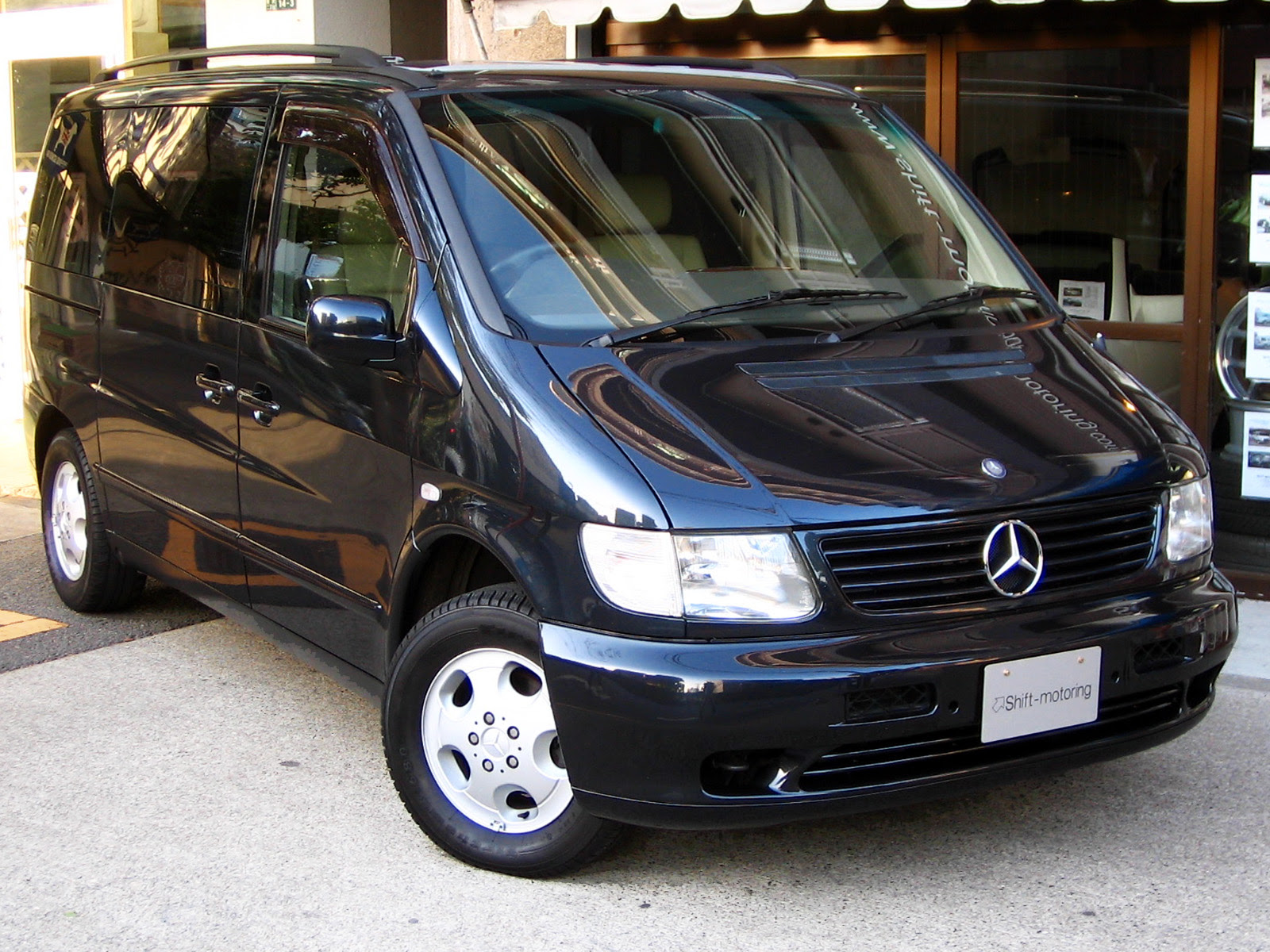 外車 輸入車のパーツとカスタム 中古車から新車までおまかせのカスタムカーショップ シフト Shift Motoring Inc 99y メルセデスベンツ V280 ２１８万円 税込み Vクラス カーボンブラック ベージュレザー 右ハンドル ディーラー車 6人乗り Wサンルーフ