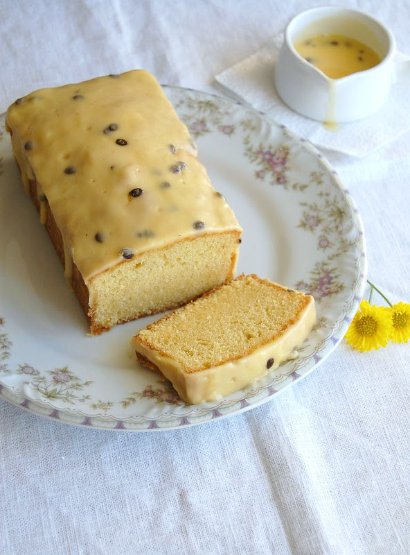 Fresh orange pound cake with passion fruit icing / Bolo de laranja com cobertura de maracujá