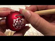 Berikut Acrylic hand painted Christmas ornaments by Gitka Schmidtova, paling heboh!