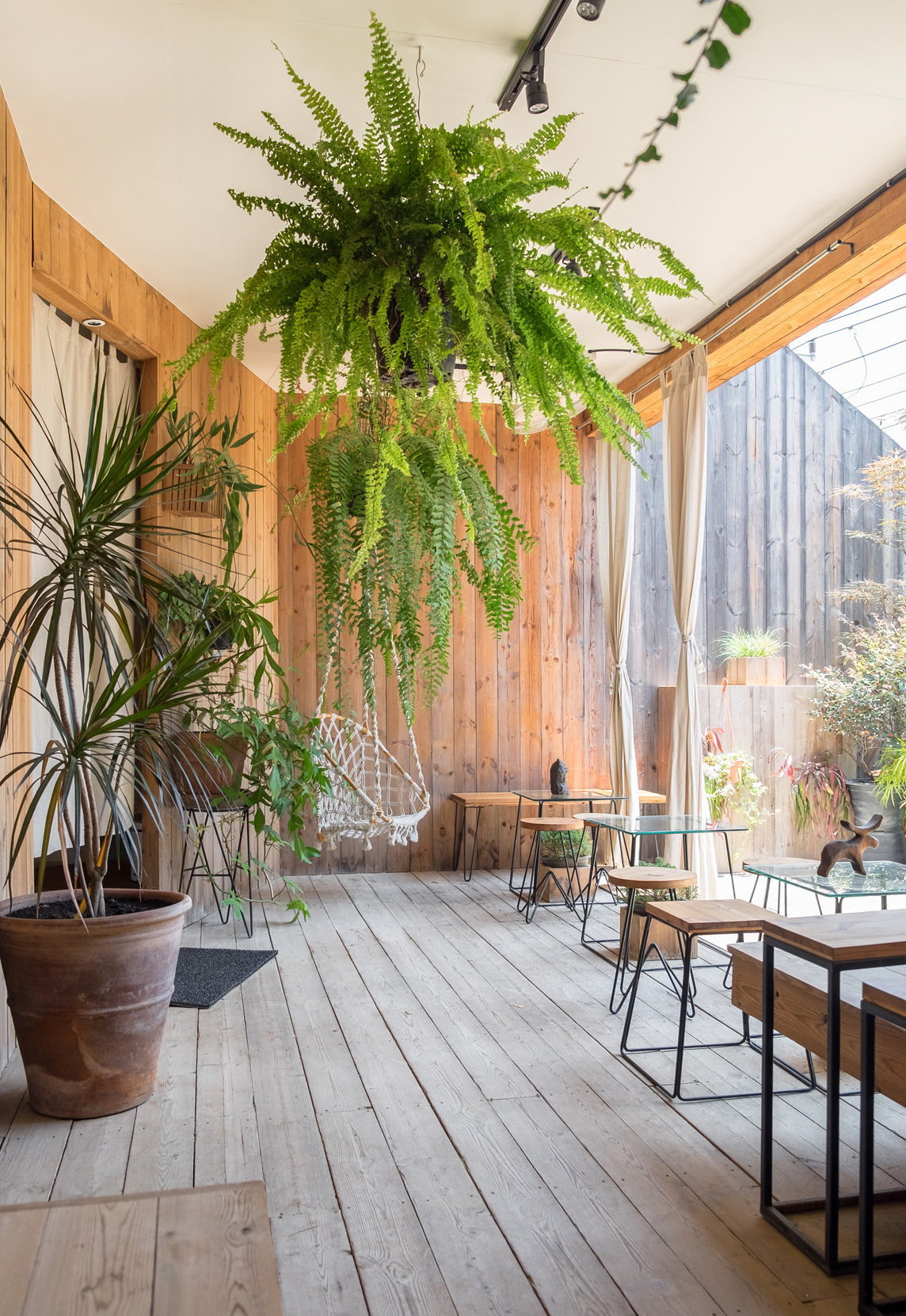 吊り下げて飾る デッドスペースを有効に使う とっておきの植木鉢をご紹介 植木鉢ナビ